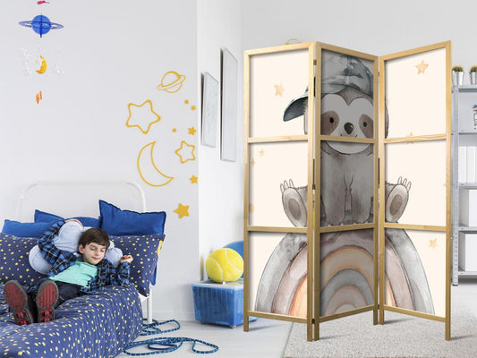 Japanischer Paravent - Happy Sloth - Sloth in muted colors - wearing a cap - sitting on a rainbow among the stars Artgeist