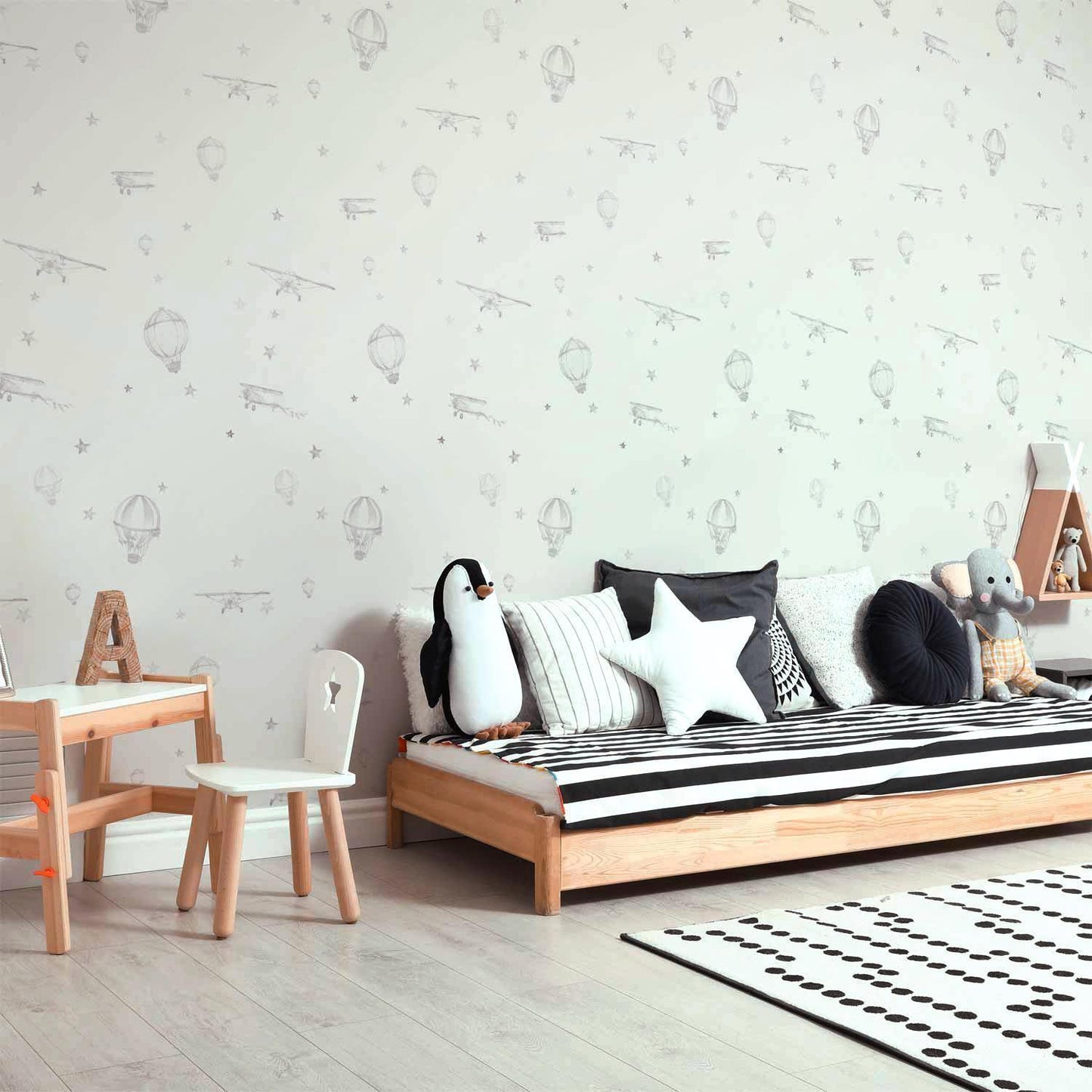 Tapete - Watercolor - Airplanes and balloons painted on a white sky background