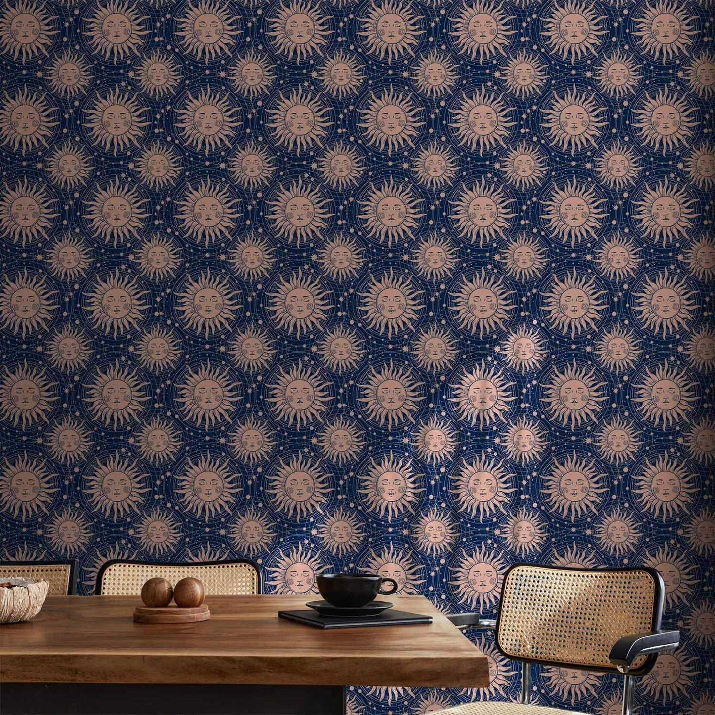 Tapete - Sunny Patterns - Repeating sun motif on a navy background
