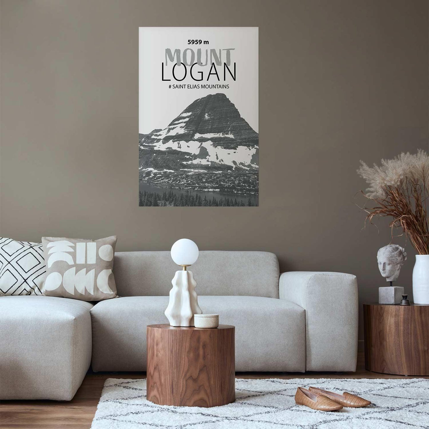 Poster - The majestic Mount Logan mountain peak, crown of mountains, mountain landscape