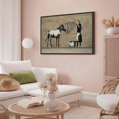 Leinwandbild „Banksy – Washing Zebra“ – Streetart auf Beton-Optik