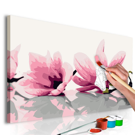 Wandbild zum Ausmalen Magnolia White Background Dekoration - elegante Magnolienblüte auf weißem Hintergrund als zeitloser Wandschmuck
