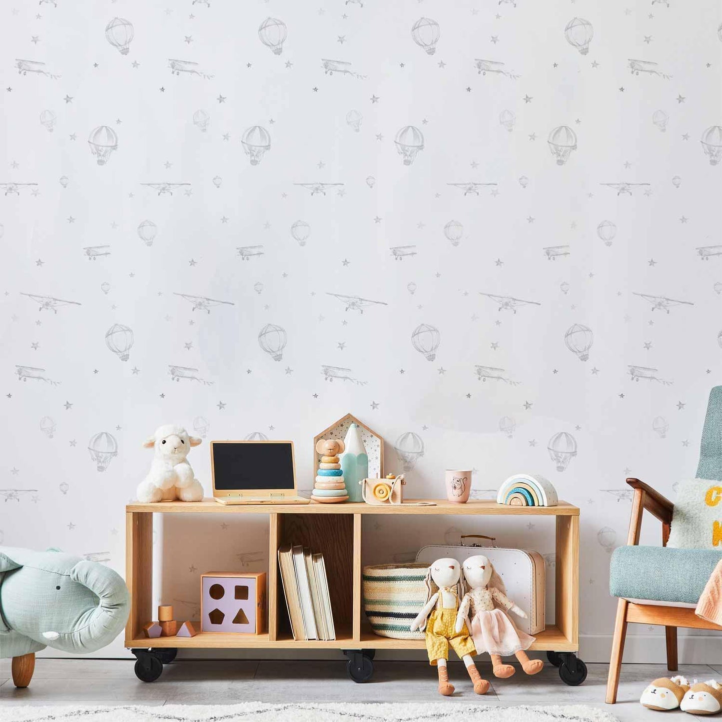 Tapete - Watercolor - Airplanes and balloons painted on a white sky background