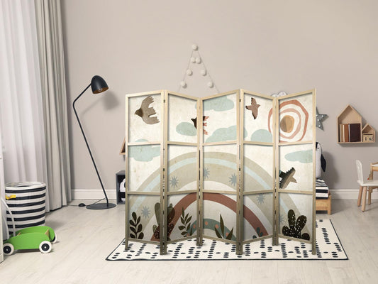 Japanischer Paravent - Sun Above the Rainbow - Birds in subdued colors - flying among clouds above a rainbow and vegetation on a light beige background