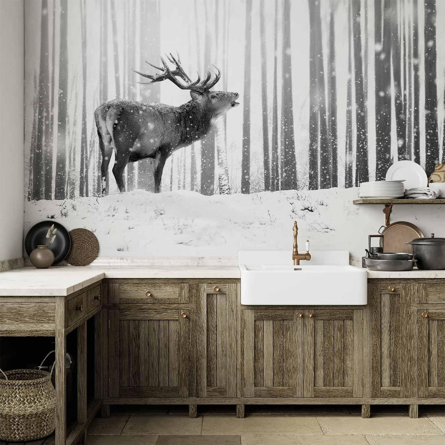 Tapete mit majestätischem Hirsch im Winter

