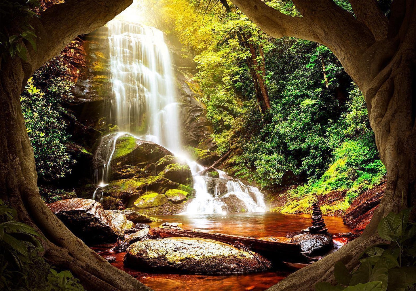 Fototapete – Waldwasserfall in beruhigender Naturkulisse
