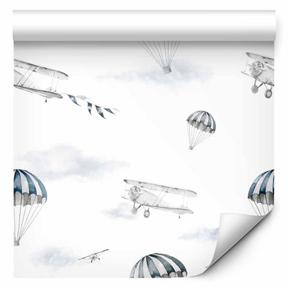 Kinderzimmer-Tapete mit kleinen Flugzeugen und Wolken

