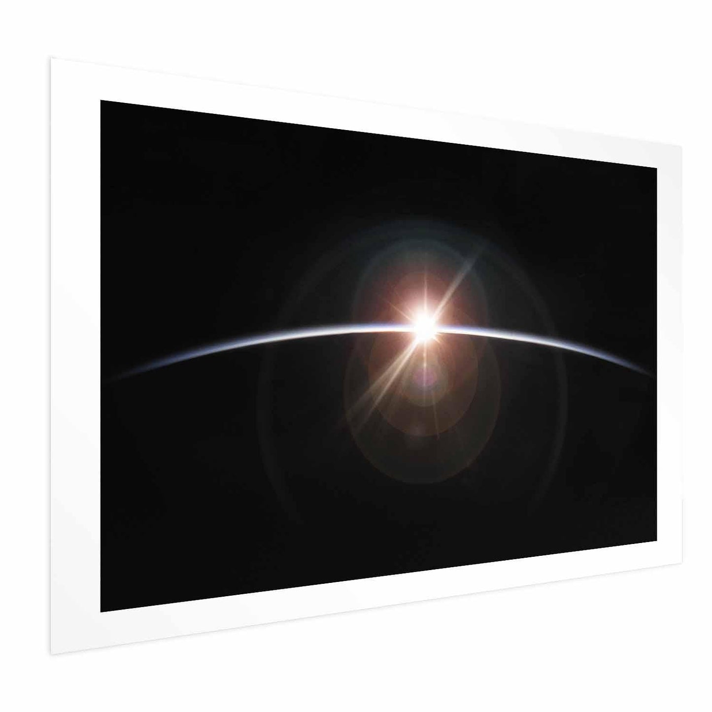 Schwarzer Himmel, aufgehende Sonne über der Erde – Poster Design