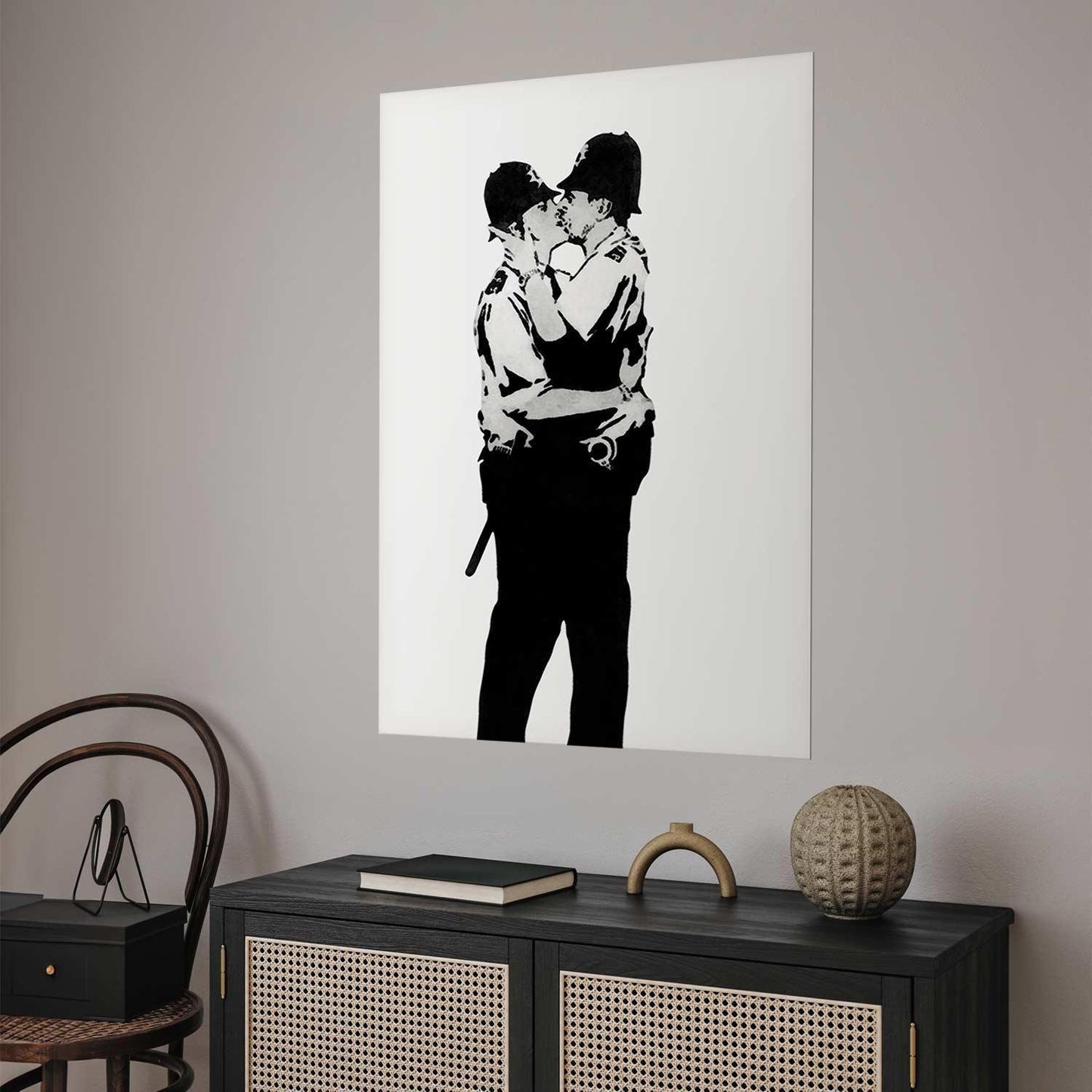 Poster Küssende Polizisten – Street-Art-Klassiker von Banksy