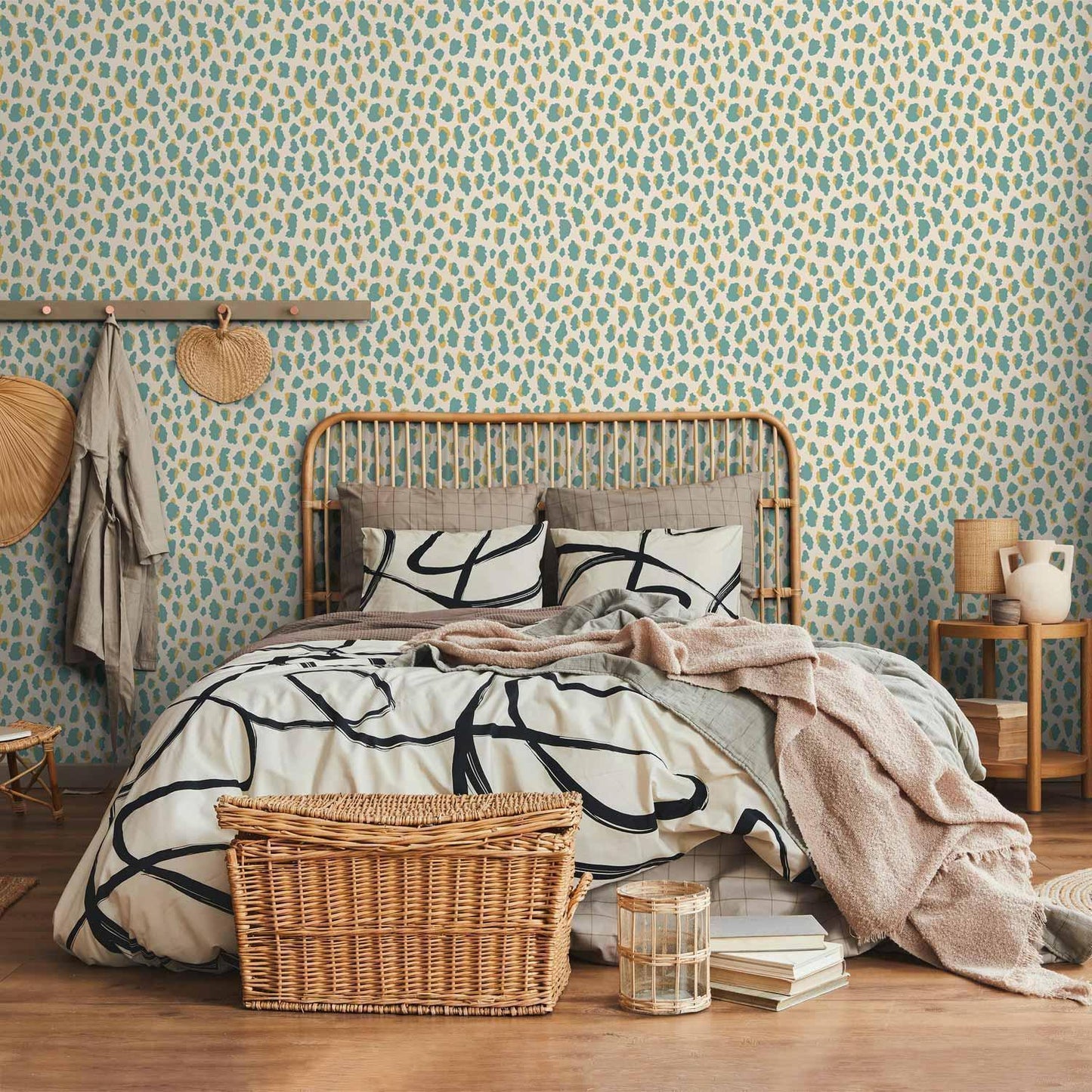 Tapete - Giraffe Pattern - animal pattern in turquoise spots on a light background