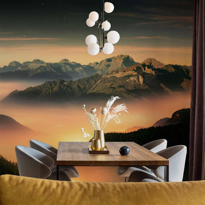 Fototapete Bergatem – Sonnige Berglandschaft mit Nebel in Blau und Braun