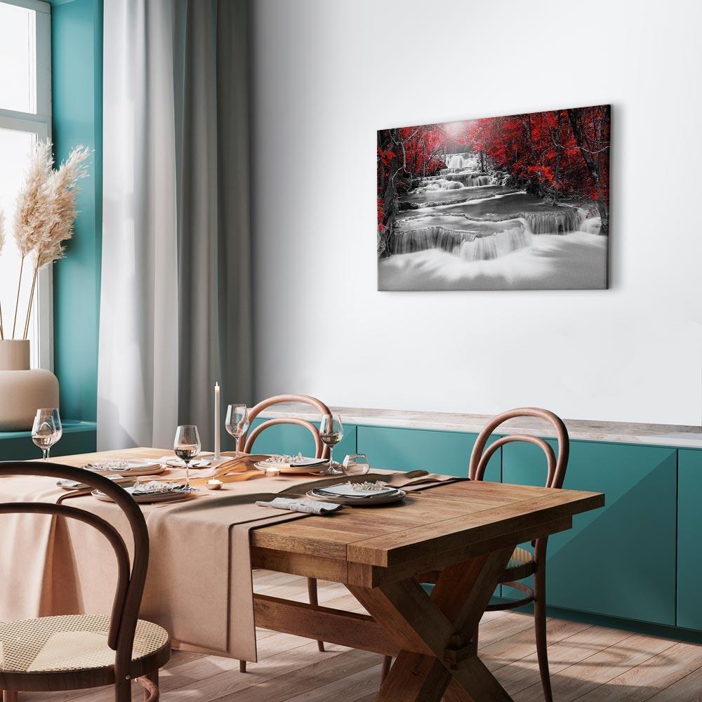 Leinwandbild Wasserfall mit roten Bäumen – Schwarz-Weiß Naturszene mit Farbakzent