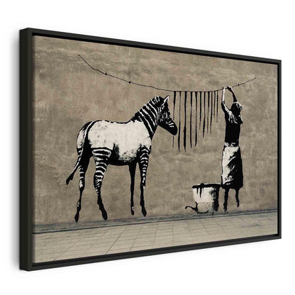Leinwandbild „Banksy – Washing Zebra“ – Streetart auf Beton-Optik