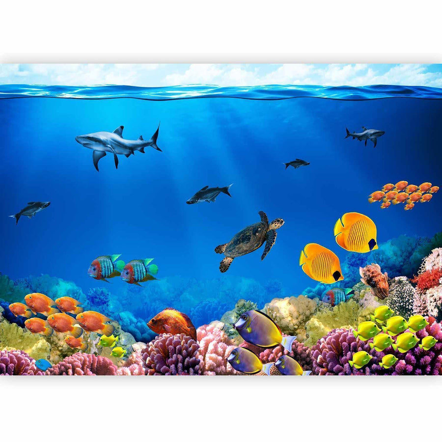 Meereslandschaft mit bunten Fischen und Korallen


