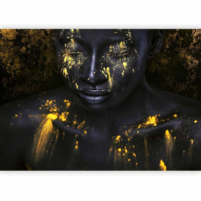 Abstraktes Wanddesign mit goldenen Akzenten