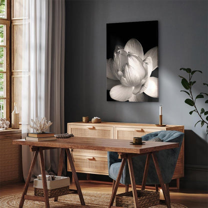 Leinwandbild - Delicacy of Petals in Nature (1-part) - Flower in Black and White