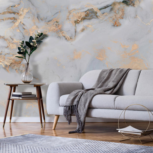 Elegant marble fototapete with golden highlights in a modern living room.