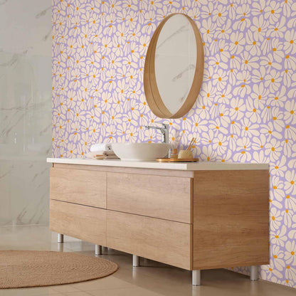 Tapete Cremefarbene Blüten - Zarte Blütenpracht auf sanftem Lila