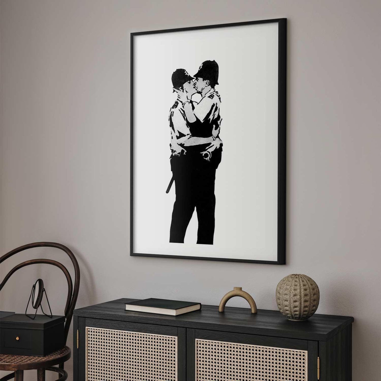 Poster Küssende Polizisten – Street-Art-Klassiker von Banksy