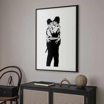 Poster Küssende Polizisten – Street-Art-Klassiker von Banksy