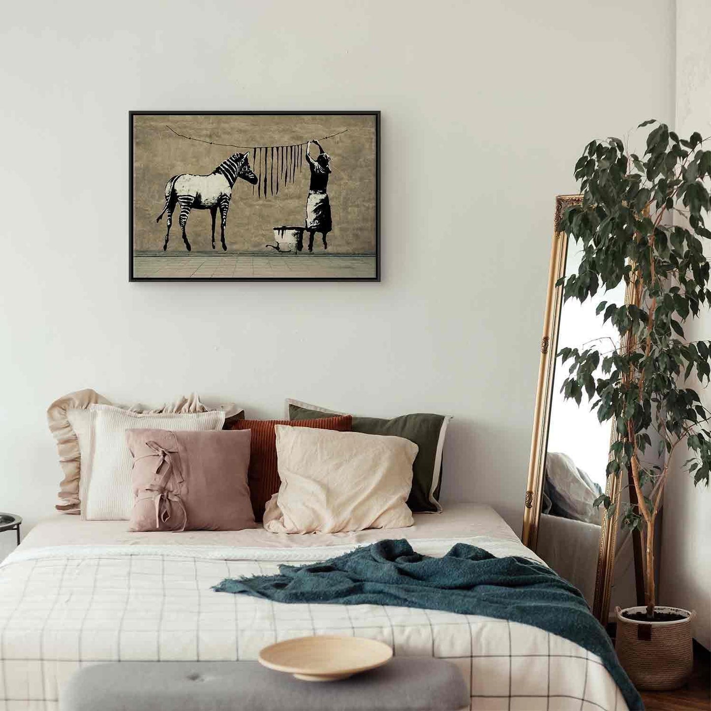 Leinwandbild „Banksy – Washing Zebra“ – Streetart auf Beton-Optik