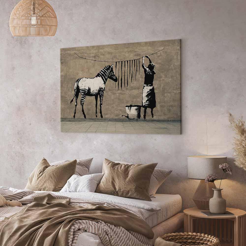 Leinwandbild Banksy Zebra wird gewaschen – Street Art auf Beton